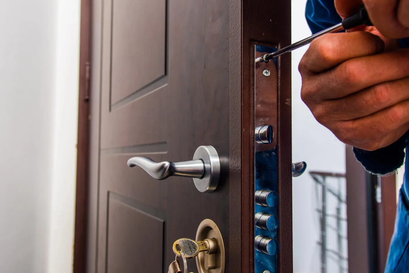 Serrurier réglant un cylindre de porte d'entrée à Franconville